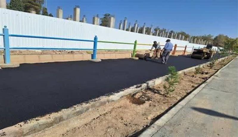 آسفالت پیاده رو ضلع شرقی پارك شهر به متراژ 350 متر مربع