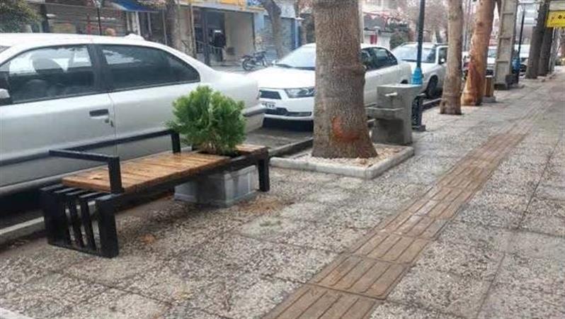 نصب صندلی و سطل زباله در پیاده راه خیابان اصلی شهر